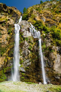 Marshyangdi nehir vadisindeki Tal köyündeki şelale. Annapurna gezisi, Nepal.