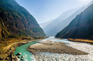 Marshyangdi nehir vadisindeki Tal köyü. Annapurna gezisi, Nepal.