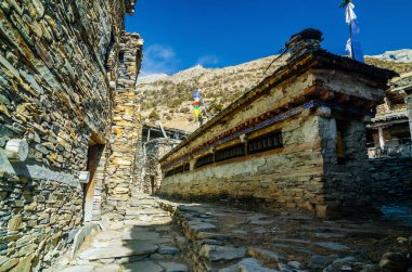 Ghyaru köyündeki Mani duvarı. Marshyangdi nehir vadisi, Annapurna çevre yürüyüşü, Nepal.