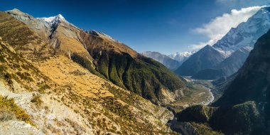 Ghyaru ve Pisang köyleriyle Marshyangdi nehir vadisinin panoramik manzarası, Pisang tepesi ve Mt. Annapurna II. Annapurna gezisi, Nepal.