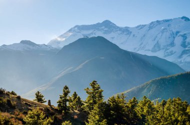 Annapurna menzili. Kicho Tal (Buz Gölü) yürüyüş rotasından görüntüyü al. Bhraka (Braga) köyü yakınlarındaki Marshyangdi nehir vadisi, Annapurna çevre yolu, Nepal.