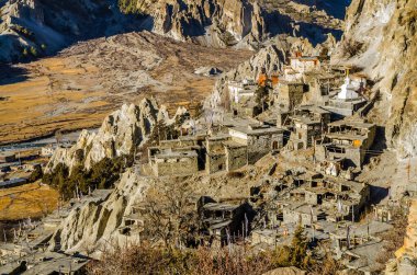 Terk edilmiş Bhraka (Braga) köyünün üst manzarası. Marshyangdi nehir vadisi, Annapurna çevre yürüyüşü, Nepal.