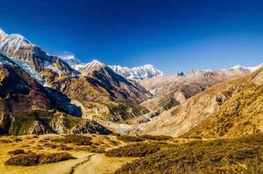 Marshyangdi Nehri Vadisi, Kicho Tal Gölü 'ne yürüyüş rotasından manzara. Annapurna gezisi, Nepal.