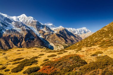 Marshyangdi Nehri Vadisi, Kicho Tal Gölü 'ne yürüyüş rotasından manzara. Annapurna gezisi, Nepal.