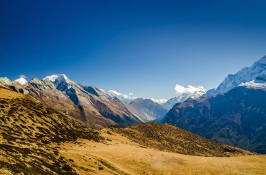 Kicho Tal (Buz Gölü) yolu üzerindeki dağ manzarası. Marshyangdi nehir vadisi Swargadwari kayası, Pisang tepesi ve Annapurna II yamacı ufukta. Annapurna gezisi, Nepal.