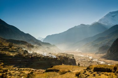 Güneşli bir sabahta Manang köyü yakınlarındaki Marshyangdi nehri vadisi. Torung La, Annapurna 'ya yürüyüş rotasından Nepal' e.