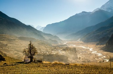 Güneşli bir sabahta Manang köyü yakınlarındaki Marshyangdi nehri vadisi. Torung La, Annapurna 'ya yürüyüş rotasından Nepal' e.
