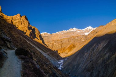 Gün batımında Thorung Phedi 'ye yolculuk. Annapurna gezisi, Nepal.