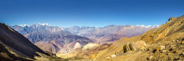 Güneşli bir günde Kali Gandaki nehir vadisinin panoramik manzarası. Thorung La Geçidi 'nden yürüyüş rotasının görüntüsü.
