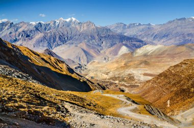 Güneşli bir günde eski Jhong (Dzong) köylü Kali Gandaki nehir vadisi. Thorung La geçidi yakınındaki yürüyüş rotasından görüntüyü al..