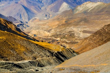 Güneşli bir günde eski Jhong (Dzong) köylü Kali Gandaki nehir vadisi. Thorung La geçidi yakınındaki yürüyüş rotasından görüntüyü al..