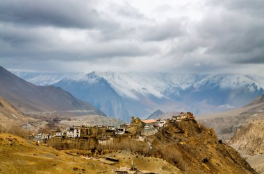 Bulutlu kış gününde eski Jharkot köyü ile Kali Gandaki nehir vadisi. Ranipauwa 'dan Kagbeni' ye yürüyüş güzergahından görüntüle.