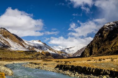 Kışın güneşli bir günde Jomsom ve Marpha köyleri arasındaki Kali Gandaki nehri. Kali Gandaki Vadisi, Annapurna Pisti / Jomsom Yolu, Nepal.