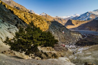 Dhaulagiri ana kampına giden Marpha köyünün en üst görüntüsü. Annapurna turu / Jomsom yürüyüşü, Nepal.