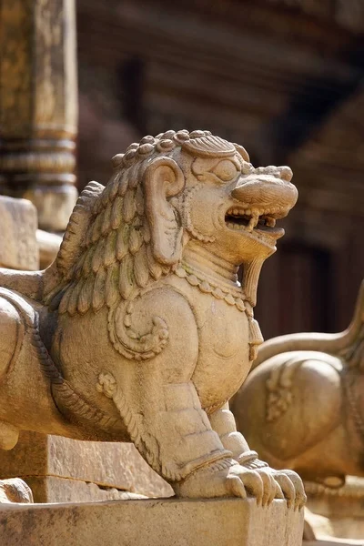 Ένα Πέτρινο Γλυπτό Λιονταριού Στην Πλατεία Bhaktapur Durbar Νεπάλ — Φωτογραφία Αρχείου