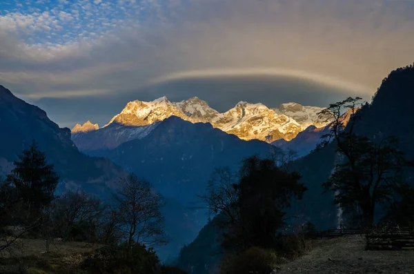马那斯鲁被阳光照亮了从马歇尔扬迪河谷的Temang村可以看到日落 Annapurna电路旅行 尼泊尔 — 图库照片