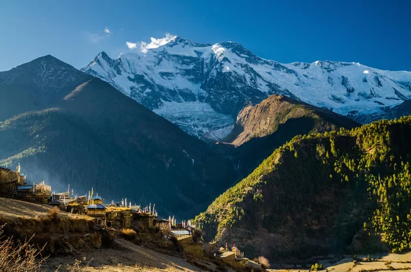 山に対して晴れた朝の上Pisang村 アナプルナ2世 マーシャヤンディ川渓谷 アナプルナ回路トレッキング ネパール — ストック写真