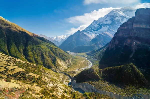 Ghyaru köyü yakınlarındaki Marshyangdi Nehri Vadisi 'nin üst manzarası, Annapurna pisti, Nepal.