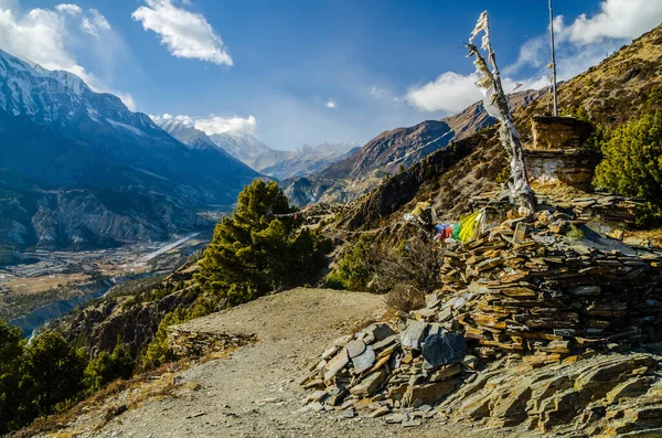 フムデ村と空港とマーシャンディ川渓谷のトップビュー アナプルナ サーキット トレッキング ネパール — ストック写真