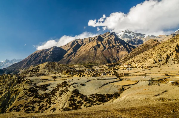 ンガワル村は山に対して チュル マーシャヤンディ川渓谷 アナプルナ回路トレッキング ネパール — ストック写真