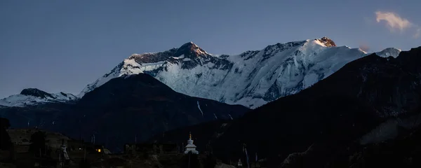 日落后Bhraka Braga 村上空的山脉 尼泊尔Annapurna巡回行走的Marshyangdi河谷 — 图库照片