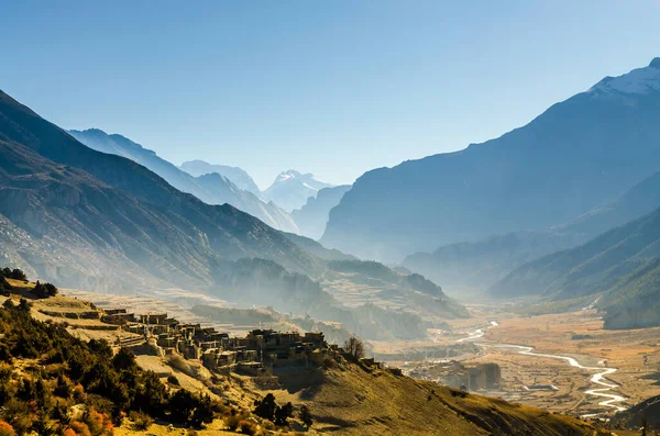 Güneşli bir sabahta Marshyangdi Nehri Vadisi ve Ghusang Köyü. Torung La, Annapurna 'ya yürüyüş rotasından Nepal' e.