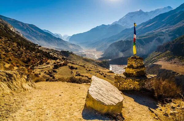 Güneşli bir sabahta Manang köyü yakınlarındaki Marshyangdi nehri vadisi. Torung La, Annapurna 'ya yürüyüş rotasından Nepal' e.