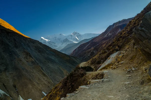 日落时去Thorung Phedi的旅行路线 山地景观与山 Gangapurna在地平线上 Annapurna电路旅行 尼泊尔 — 图库照片