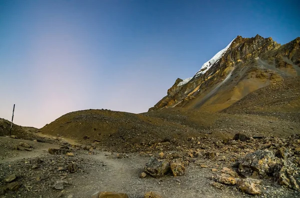 Thorong La Geçidi 'ne ve Yakwakang tepesine güneş doğmadan gitmek. Annapurna gezisi, Nepal.