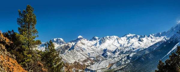 雪のヒマラヤ山脈のパノラマビュー Yak Kharka Ananapurna Circuit Jomson Treak Nepal — ストック写真