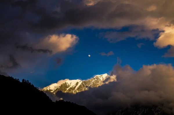 Вечерний Пейзаж Деревне Лете Непал Гора Против Голубого Неба Над — стоковое фото