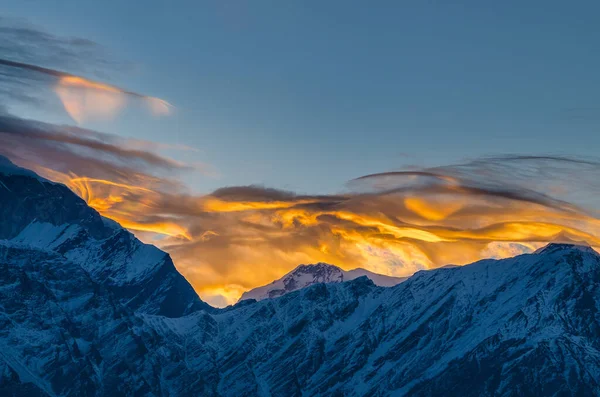 Санрайз Горный Ландшафт Непала Бушующие Облака Над Горой Нилгири Вид — стоковое фото