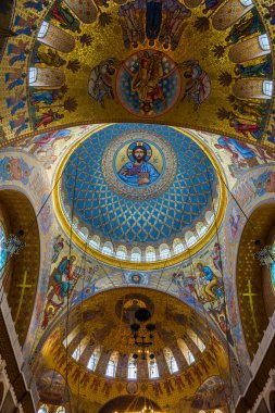KRONSTADT, RUSSIA - 1 Aralık 2018: St. Nicholas Deniz Katedrali 'nin Boyanmış Kubbesi.