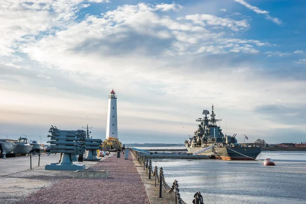 Statek Marynarki Wojennej Molo Pobliżu Białej Latarni Morskiej Drodze Kronstadt — Zdjęcie stockowe