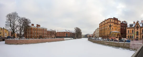 New Holland adasının panoramik manzarası ve bulutlu kış gününde St. Petersburg 'daki Moyka nehri seti..