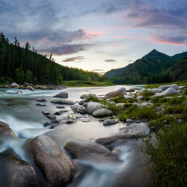 Gün batımında Sibirya dağı Balyiktyig hem nehri. Uzun pozlama.