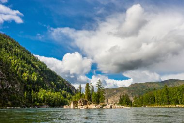 Sibirya Dağ Nehri 'ndeki Rocky Adası Güneşli yaz gününde Küçük Yenisei.