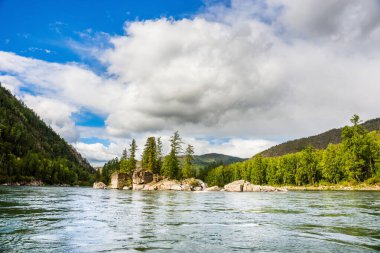 Yaz güneşli bir günde İberya dağ nehri kıyısındaki Rocky Adası Küçük Yenisei.