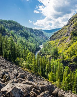 Sibirya Sayan dağ manzarası. Kanyonda Balyiktyig hem nehri.