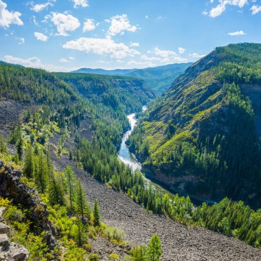 Balyiktyig hem ve Kyzil hem nehirleri yakınlarındaki Sibirya dağ manzarası, Yenisei nehri kaynağı.