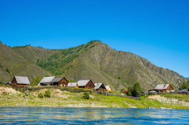 Sibirya nehri kıyısındaki eski inananlar köyü Küçük Yenisei kıyısında.