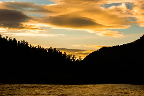 Spurce Ormanı Nın Silueti Nehri Üzerinde Turuncu Günbatımı Bulutları Tayga — Stok fotoğraf