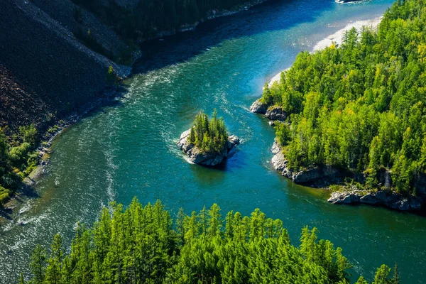 Sibirya dağ nehirlerindeki kayalık adanın en üst manzarası Balyiktyig hem ve Kyzil hem kavşağı, Yenisei nehri kaynağı.