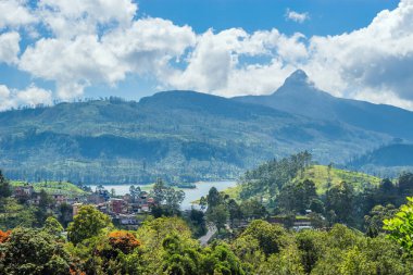 Maskeliya kasabası ve Adam 'ın zirvesi güneşli bir günde ufukta.