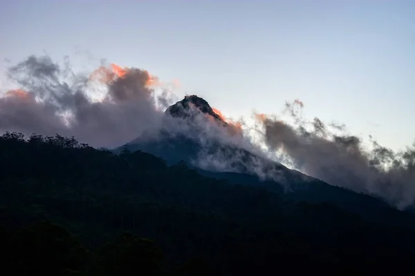 Vista Pôr Sol Pico Grande Adão Sri Pada Atrás Das — Fotografia de Stock