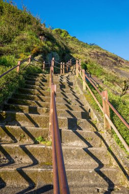 Sabahın geç saatlerinde Adam 's Peak Dağı' ndaki merdivende. Sri Lanka Dağları.