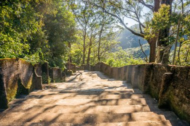 Sabahın geç saatlerinde Adam 's Peak Dağı' ndaki merdivende. Sri Lanka Dağları.