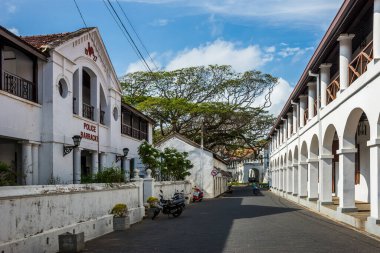 GALLE, SRI LANKA - 28 Eylül 2016: Güneşli bir günde hastane caddesi. Antik Hollanda Galler Kalesi (UNESCO Dünya Mirası Alanı).