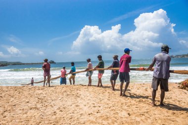 29 Eylül 2016, GALLE, SRI LANKA. Hint Okyanusu kıyısında ağla balık yakalayan bir grup balıkçı.