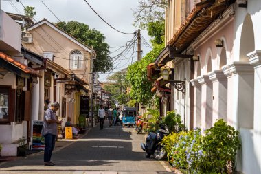 GALLE, SRI LANKA - 28 Eylül 2016: Güneşli bir günde küçük, eski, rahat bir cadde. Antik Hollanda Galler Kalesi (UNESCO Dünya Mirası Alanı).